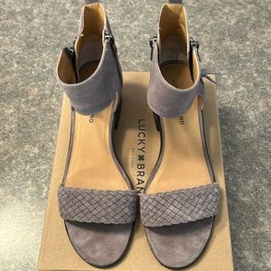 Zippers on both sides for ease of putting these on. Size 10 Lucky Brand sandals